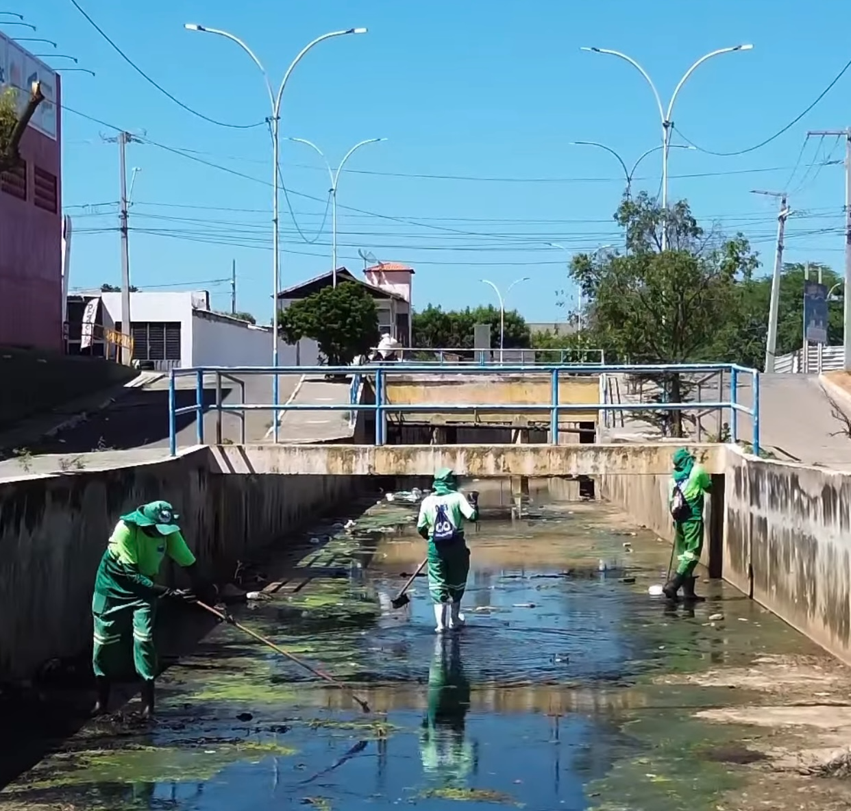 Prefeito em exerccio acompanha servios de limpeza e manuteno dos canais de guas pluviais de Patos