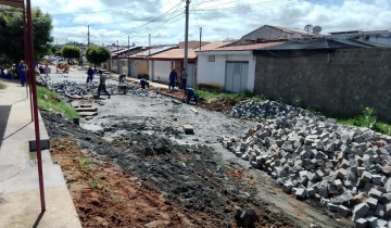 Obras de cal�amento avan�am em bairros de Patos