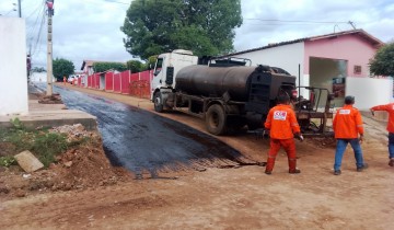 Prefeitura de Patos realiza a��es de limpeza, ilumina��o e prepara��o para pavimenta��o