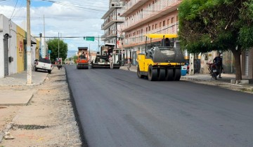 Recapeamento asf�ltico avan�a e contempla Rua Pedro II, em Patos