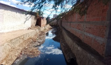 Prefeitura realiza limpeza de canais para melhorar escoamento de �guas pluviais em Patos
