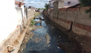 Prefeitura avan�a na limpeza de canais de �guas pluviais em Patos