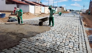 Prefeitura de Patos leva servi�os de limpeza, cal�amento e manuten��o de galerias a v�rios bairros