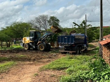 Prefeitura realiza mutir�o de limpeza no bairro Sete Casas ap�s queda de �rvores