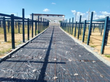 Obras da nova Feira do Gado de Patos recebe implanta��o do sistema hidr�ulico, prote��o de rampas e in�cio do piso