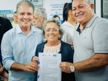 Prefeitura de Patos entrega Certid�es de Regulariza��o Fundi�ria no Conjunto dos Sapateiros