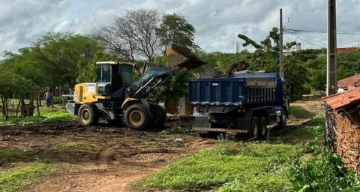 Prefeitura realiza mutir�o de limpeza no bairro Sete Casas ap�s queda de �rvores