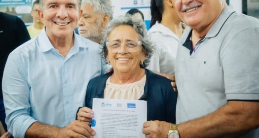Prefeitura de Patos entrega Certid�es de Regulariza��o Fundi�ria no Conjunto dos Sapateiros
