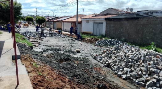 Obras de cal�amento avan�am em bairros de Patos