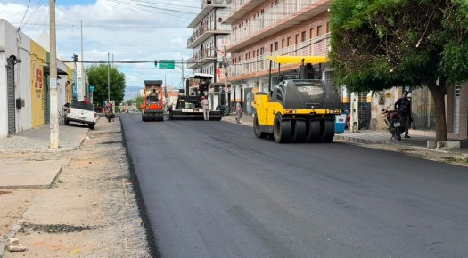 Recapeamento asf�ltico avan�a e contempla Rua Pedro II, em Patos