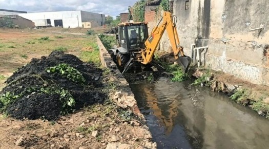 Servi�os P�blicos mant�m a��es de limpeza e manuten��o em diferentes pontos de Patos