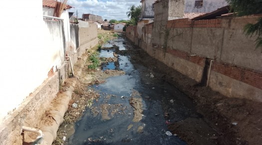 Prefeitura avan�a na limpeza de canais de �guas pluviais em Patos