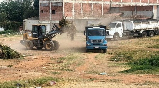 Prefeitura de Patos realiza servi�os de limpeza, remo��o de entulhos e podas em diferentes bairros