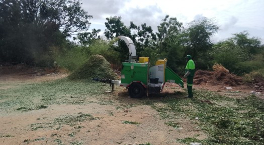 Limpeza urbana atende diversos bairros de Patos nesta segunda-feira