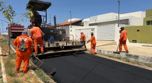 Prefeitura de Patos retoma obras de pavimenta��o da Avenida Para�ba, no Bairro dos Estados