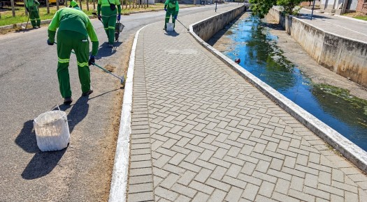 Prefeitura mant�m limpeza di�ria de canais e ruas em Patos
