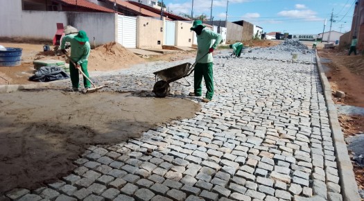Prefeitura de Patos leva servi�os de limpeza, cal�amento e manuten��o de galerias a v�rios bairros